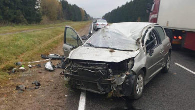 Photo of В Ошмянском районе легковушка выехала на встречку для обгона и опрокинулась