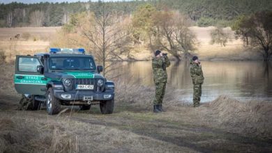 Photo of Польские пограничники вытянули из болота застрявших мигрантов