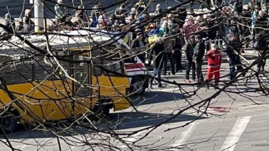 Photo of Российские оккупанты открыли огонь по мирным митингующим в Херсоне. ВИДЕО