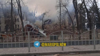 Photo of Российские агрессоры сбросили сверхмощную бомбу на драмтеатр Мариуполя, где скрывались сотни беженцев. ВИДЕО