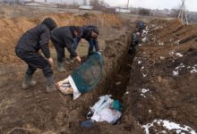 Photo of В Мариуполе не осталось ни одного целого здания, люди пьют воду из луж, а погибших хоронят в братских могилах. ФОТО