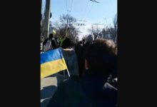 Photo of Несмотря на преследование активистов, в Херсоне продолжаются акции против российских оккупантов. ФОТО