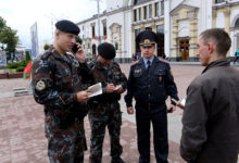 Photo of «Брать на границе — неудобно, поэтому людям дают въехать в Беларусь». Как силовики задерживают тех, кто возвращается из-за границы