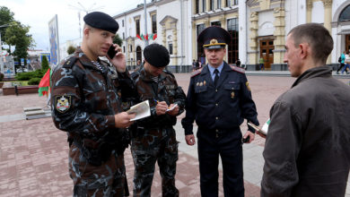 Photo of «Брать на границе — неудобно, поэтому людям дают въехать в Беларусь». Как силовики задерживают тех, кто возвращается из-за границы