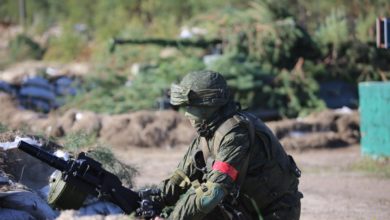 Photo of Белорусских военных послали на украинскую границу с красными повязками на руках. Такие повязки – у россиян, воюющих в Украине