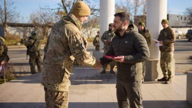 Photo of Зеленский наградил белорусского добровольца за освобождение Херсона