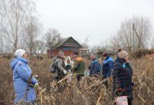 Photo of «Чтобы технику не ломать»: бюджетников отправили убирать кукурузу «на заболоченных участках» вручную