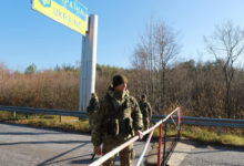 Photo of Украинцы поставили на границе проектор, на котором показывают БЧБ-флаги и обращение Зеленского. ВИДЕО