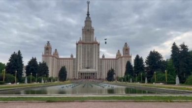 Photo of В Москве задержали белоруса с женой, которые запустили в небо флаг против войны с Украиной. ВИДЕО