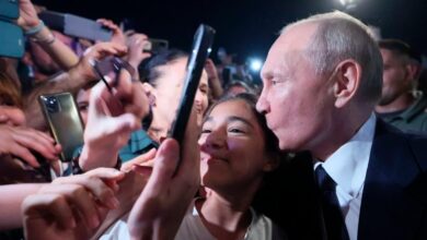 Photo of Российская пропаганда показала, как Путин стал ближе к народу. А не двойник ли вышел к людям в Дербенте? ВИДЕО