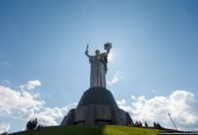 Photo of В Киеве демонтируют советский герб с самой высокой скульптуры Европы. ФОТОРЕПОРТАЖ