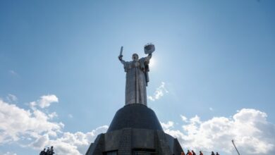 Photo of В Киеве демонтируют советский герб с самой высокой скульптуры Европы. ФОТОРЕПОРТАЖ