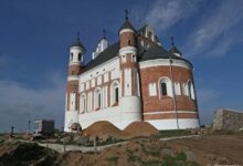 Photo of Вокруг церкви-крепости в Мурованке спилили все старые деревья