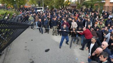 Photo of Сломали забор и забросали силовиков яйцами. Протестующие прорвались в здание парламента Абхазии