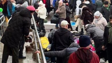 Photo of «Гребут тележками». В Витебске предприниматели из сгоревшего торгового центра продают спасенный товар на улице